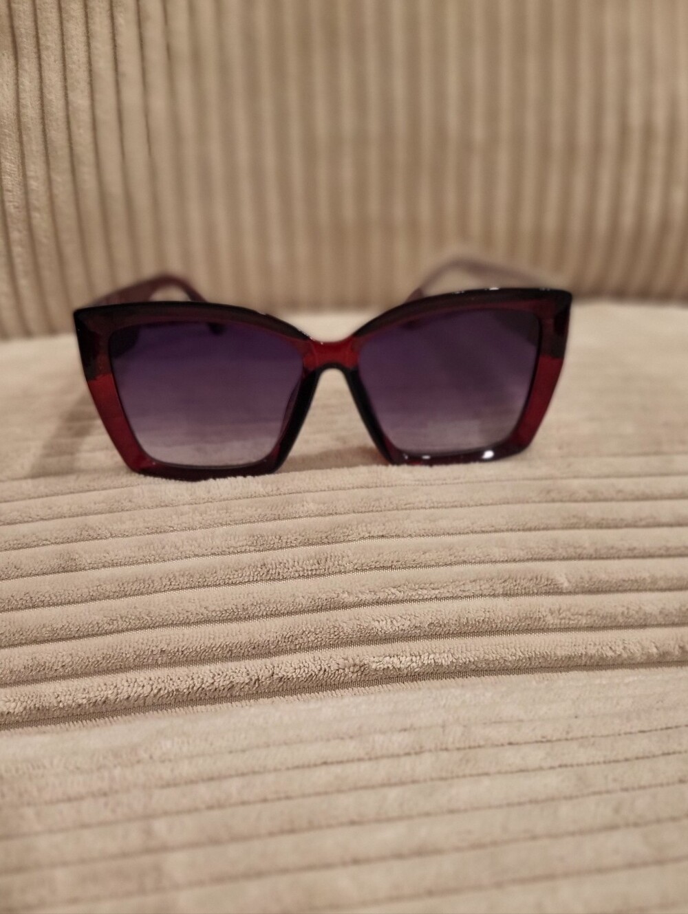Stylish Red Cat-Eye Women's Sunglasses with Gradient Lenses